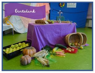 Erntedank Andacht in der Turnhalle